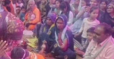 स्लीमनाबाद: ग्राम पंचायत धरवारा के बाहरी दीवाले में चल रहे सप्ताह व्यापी ज्ञान यज्ञ का हवन यज्ञ पूर्णाहुति के साथ समापन