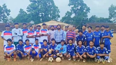 महुआडांड़: महुआडांर और गारू प्रखंड की सीमा पर ललमटिया स्टेडियम में रविवार को फुटबॉल टूर्नामेंट का उद्घाटन हुआ