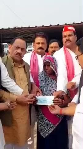 राजातालाब: वाराणसी की राजातालाब तहसील में आत्मदाह करने वाले किसान की पत्नी से मिला सपा का प्रतिनिधिमंडल