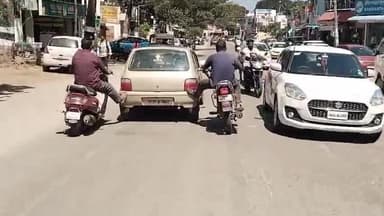 ஆனைமலை: ஆனைமலை டாப்சிலிப் சாலையில் காரை காலால் உதைத்து தள்ளிய இருசக்கர வாகன ஓட்டுநர்கள் சமூக வலைதளங்கள் வீடியோ வைரல்