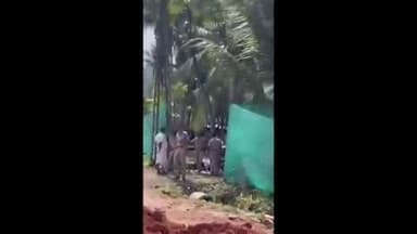 കാസര്ഗോഡ്: ദേശീയപാത സ്ഥലമെടുപ്പുമായി ബന്ധപ്പെട്ട പ്രശ്നത്തിൽ ചെർക്കള ബേവിഞ്ചയിൽ ഒരു കുടുംബം ആത്മഹത്യാ ഭീഷണി മുഴക്കി