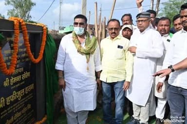 मधुपुर: मंत्री हफीजुल हसन ने चुनावी वादा निभाते हुए ₹1.76 करोड़ के सड़क निर्माण कार्य का किया शिलान्यास