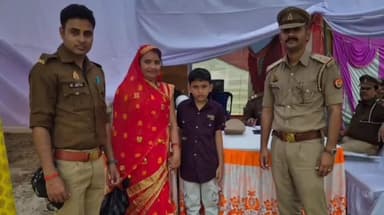 चरखारी: चरखारी गोवर्धन मेले में पुलिस ने बिछड़े बालक को उसके परिवार से मिलाया, एक श्रद्धालु का खोया मोबाइल भी बरामद कर सौंपा