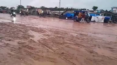 सौर बाज़ार: बैजनाथपुर चौक पर बारिश के बाद सड़क मार्ग कीचड़ में हुआ तब्दील लोगों को आवागमन में बढ़ी परेशानी।