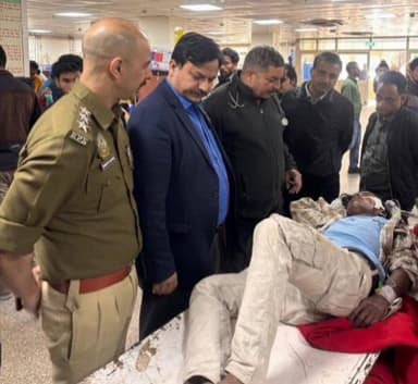 धामी: जिला शिमला के उपायुक्त अनुपम कश्यप ने नारकंडा के समीप हुए सड़क हादसे के घायलों का आज आईजीएमसी पहुँचकर कुशलक्षेम जाना