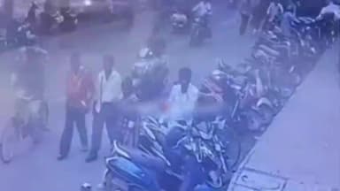 જામનગર શહેર: બર્ધન ચોક વિસ્તારમાં એક વૃદ્ધનો થેલો લૂંટીને ફરાર થનાર શખ્સ સીસીટીવી કેમેરામાં કેદ, વિડીયો વાયરલ