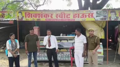 मिशन शक्ति के तहत सुरेरी पुलिस ने क्षेत्र के बाजारों में किया नुक्कड़ नाटक का आयोजन।
महिला सिपाही व दरोगा ने किया नाटक।