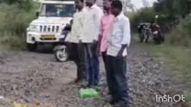 तुळजापूर: लोहगाव–नळदुर्ग रस्त्यावर गांधीगिरी आंदोलन; खड्ड्यांमध्ये फुले टाकून ग्रामस्थांचा संताप व्यक्त