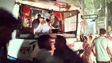 गोवर्धन: गोवर्धन में डग्गेमार बस पलटी, आधा दर्जन श्रद्धालु घायल, गिरिराज जी की सप्तकोसी परिक्रमा पर जा रहे थे श्रद्धालु