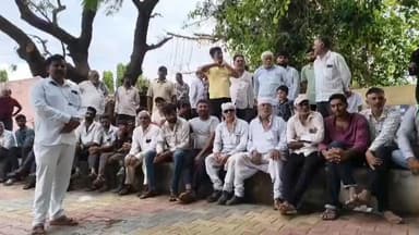 ખંભાળિયા: ખંભાળિયા તાલુકાના સમોર ગામના ખેડૂતો પાક નુકસાની મુદ્દે થયા એકઠા