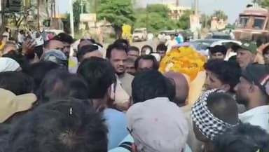 खंडवा नगर: खंडवा: युवक की संदिग्ध मौत पर इंदौर रोड पर परिजनों का चक्का जाम, कई लोगों पर हत्या का आरोप