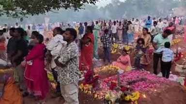 பண்ருட்டி: பணிக்கன் குப்பத்தில் கல்லறை திருநாளை முன்னிட்டு மெழுகுவர்த்தி ஏற்றி வழிபட்டனர்