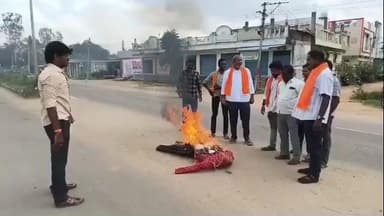 బోధన్: దేశ సైనికులపై సీఎం రేవంత్ రెడ్డి చేసిన వ్యాఖ్యలను నిర్చిస్తూ ఎడపల్లిలో సీఎం దిష్టిబొమ్మ దగ్ధం చేసిన బిజెపి నాయకులు