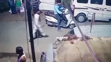 नागपूर शहर: हातात चाकू घेऊन आरोपींचा रस्त्यावर आतंक, जरीपटका परिसरात दहशतीचे वातावरण सीसीटीव्ही फुटेज सोशल मीडियावर व्हायरल