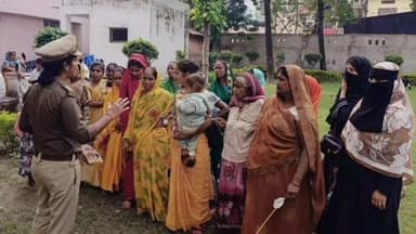 बहराइच: दरगाह शरीफ सहित ज़िले में मिशन शक्ति अभियान 5.0 के तहत पुलिस ने बहू-बेटी सम्मेलन व जन जागरूकता कार्यक्रम का आयोजन किया