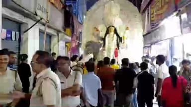 বহরমপুর: জেলা,রাজ্য ও দেশের বিভিন্ন স্থানের প্রায় ১৭ রকম বাদ্যযন্ত্র নিয়ে সিটি ক্লাবের জগদ্ধাত্রীর শোভাযাত্রা বহরমপুর শহরে