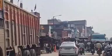 हुसैनाबाद: सिद्धनाथ गेट के पास जाम से जनजीवन बेहाल, छतरपुर रोड बना परेशानी का कारण