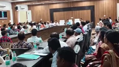 नारायणपुर: जिला पंचायत सभागृह में बोर्ड परीक्षा परिणाम सुधार को लेकर प्राचार्यों और अधीक्षकों की संयुक्त बैठक आयोजित की गई