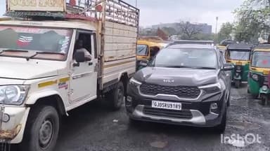 અડાજણ: સુરતમાં 'મોતના ખાડા': સહારા દરવાજા પાસે ભયંકર સ્થિતિ, વાહનચાલકો જીવના જોખમે પસાર