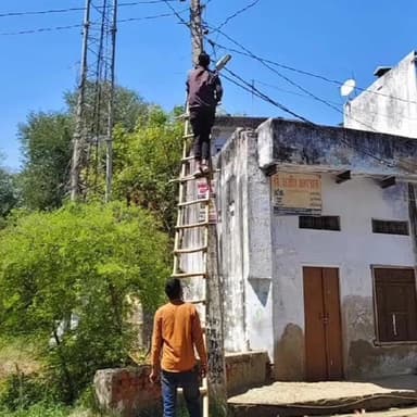 लक्ष्मणगढ़: लक्ष्मणगढ़ में 5-6 लाख रुपए के बिजली के बकाया कनेक्शन को लेकर बिजली विभाग ने गांव में काटे कनेक्शन