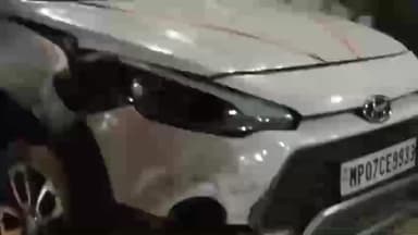 नरवर: नरवर में लोड़ी माता मंदिर के पास कार और ट्रैक्टर की टक्कर, कार हुई क्षतिग्रस्त, डायल 112 पहुंची