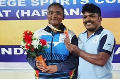 ಹಳಿಯಾಳ: ರಾಷ್ಟ್ರಮಟ್ಟದ ಕುಸ್ತಿ ಸ್ಪರ್ಧೆಯಲ್ಲಿ ಕಂಚಿನ ಪದಕ ಗಿಟ್ಟಿಸಿದ ಹಳಿಯಾಳ ಕ್ರೀಡಾ ವಸತಿ ನಿಲಯದ ಪ್ರತಿಭಾವಂತ ವಿದ್ಯಾರ್ಥಿನಿ ಮನಿಶಾ ಸಿದ್ದಿ