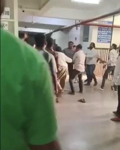 छतरपुर नगर: छतरपुर ज़िला अस्पताल में हादसे के बाद जमकर मारपीट, वीडियो वायरल, सिटी कोतवाली पुलिस जांच में जुटी