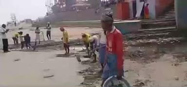 देव दीपावली को लेकर नगर निगम अस्सी घाट पर युद्धस्तर पर समतलीकरण व सफाई अभियान चला रहा है