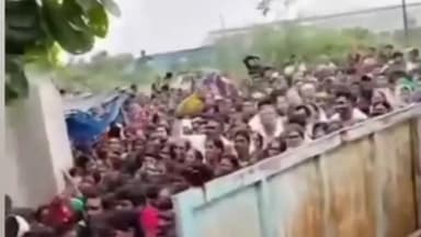 चंद्रपूर: चंद्रपुरातील एमआयडीसी येथे डिनर सेट व सेफ्टी किट नेण्यासाठी आलेल्या दोन कामगार महिला गर्दीत पडून जखमी