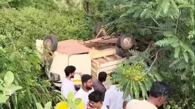 जिंतूर: बोरी गावाजवळ नायरा पेट्रोल पंपाजवळ लोडिंग ऑटो पलटी ; तीन जण जखमी