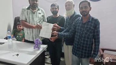 લુણાવાડા: હસ્તાક્ષર અભિયાન અંતર્ગત જિલ્લા કોંગ્રેસ પ્રમુખને  હોદ્દેદારો કાર્યકર્તાઓ દ્વારા કોપી સુપ્રત કરવામાં આવી