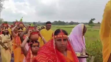 सारठ: राजारायडीह गांव में 3 दिवसीय अखंड हरिकीर्तन के लिए निकली कलश यात्रा, 101 कन्याएं व महिलाएं हुईं शामिल