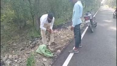 नेपानगर: एमजी नगर में 12 फीट का अजगर! सर्पमित्र खेम सिंह ने रेस्क्यू कर जंगल में छोड़ा