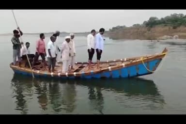 लाखांदूर: खैरना नदी घाट मजूर सहकारी संस्थेला आमदार नाना पटोले यांच्याकडून प्रवासी डोंगा भेट.