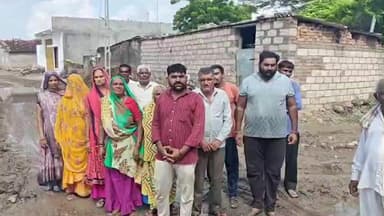 ચુડા: ચુડા તાલુકા ના છલાળા ગામે દર વખતે વરસાદ બાદ રસ્તા પર ના પાણી નિકાલ અભાવે નરકાગાર જેવી સ્થિતિ લોકો પરેશાન થઈ રહ્યા છે.