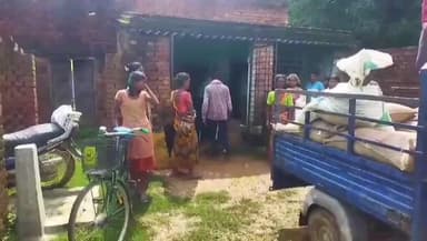 बंदगांव: छोटा दामुडीह में राशन कार्डधारियों को दो माह का राशन व धोती साड़ी वितरित, केवायसी अपडेट की अपील