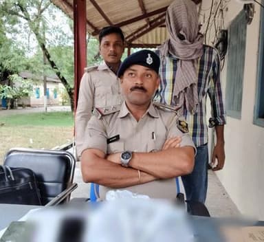 कटिहार जिला के बारसोई थाना पुलिस द्वारा गुप्त सूचना के आधार पर शंभू राय उम्र 45 वर्ष पिता होका राय घर करीमगंज थाना बारसोई जिला कटिहार को 410 ग्राम गांजा के साथ विधिवत गिरफ्तार किया गया I