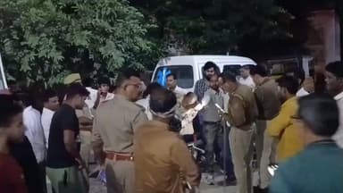 आंवला: आंवला में तीन सड़क हादसों में एक की मौत, तीन गंभीर घायल, मामा-भांजे को अज्ञात वाहन ने मारी टक्कर, दो अन्य भी घायल