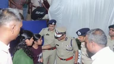 ഹൊസ്ദുർഗ്: വാഹനാപകടത്തിൽ മരിച്ച പൊലീസുകാരന്റെ ബാധ്യത ഏറ്റെടുത്ത് പോലീസ് സംഘടന, സംസ്ഥാന പോലീസ് മേധാവി നീലേശ്വരത്തെത്തി ആധാരം കൈമാറി