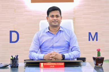 शांतिपूर्ण, निष्पक्ष, पारदर्शी चुनाव के मद्देनजर डीएम श्री धर्मेन्द्र कुमार ने शस्त्र जमा करने का दिया निर्देश।