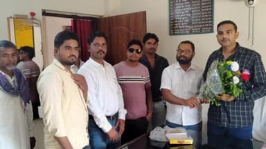 रंका: रंका के नए थाना प्रभारी रवि कुमार केसरी को एमआईएम कार्यकर्ताओं ने बुके देकर सम्मानित किया