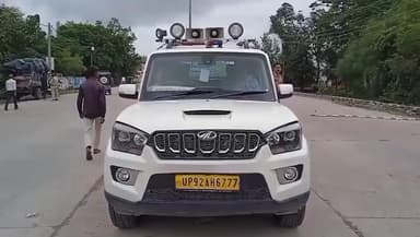 जालौन: जालौन नगर में परिवहन विभाग के अधिकारियों और कर्मचारियों ने वाहनों पर की कानूनी कार्रवाई