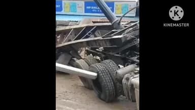 मेजा: उरुवा में बालू लदा ट्रेलर हाइड्रोलिक उठाते समय शाकर टूटने से पलटा, ड्राइवर ने कूदकर बचाई जान
