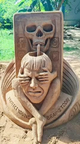 ନର୍ଲା: ଡ଼ଙ୍ଗରମୁଣ୍ଡା ଗ୍ରାମର ବାଲୁକା ଶିଳ୍ପୀ ଙ୍କ ଦ୍ଵାରା ମୋବାଇଲ ବିକିରଣ  ସଚେତନତା ଉପରେ ବାଲୁକା କଳା ପ୍ରଦର୍ଶନୀ।
 ଆଜିକାର ଦୈନନ୍ଦିନ ଜୀବନରେ