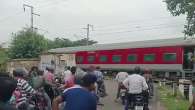 ଛତ୍ରପୁର: ନରେନ୍ଦ୍ରପୁର ନିକଟସ୍ଥ ଲେବଲ୍ କ୍ରସିଂ ଉପରେ ଓଭର ବ୍ରିଜ ନିର୍ମାଣ ଦାବି, ପ୍ରତିକ୍ରିୟା ରଖିଲେ ସ୍ଥାନୀୟ ବାସିନ୍ଦା