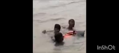 वाराणसी में आज दशाश्वमेध घाट पर नविकों ने दो यात्रियों को बचाया