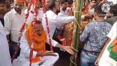 तेतरिया: नरहा पानापुर एवं हसनपुर में पिपरा विधानसभा से एनडीए प्रत्याशी श्यामबाबू यादव को समर्थकों ने लड्डू और सिक्कों से तौला