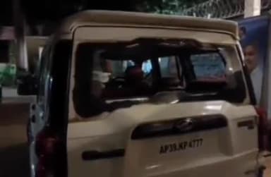 తాడిపత్రి: తాడిపత్రి లోని పోరాట కాలనీలో టీడీపీ - వైసీపీ కార్యకర్తల మధ్య ఘర్షణ,పెద్దారెడ్డికి చెందిన రెండు స్కార్పియో వాహనాలు ధ్వంసం