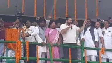 पातेपुर: पातेपुर के नीरपुर गांव में तेजस्वी यादव ने चुनावी जनसभा को संबोधित किया, उमड़ी भारी भीड़