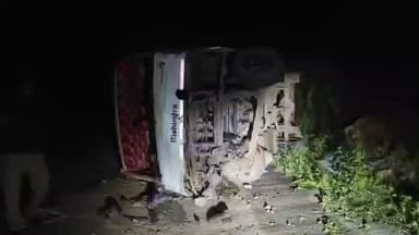 அஞ்செட்டி: கோவிலில் வழிபட்டு வீடு திரும்பியபோது பிரேக் பிடிக்காமல் பிளிகல் என்னுமிடத்தில் சாலையில் கவிழ்ந்த மினி பஸ்:குழந்தைகள் உட்பட 17பேர் படுகாயம்